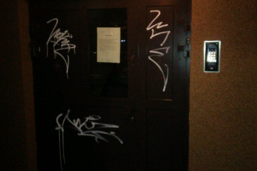 Atak wandali. Kilka wejść do bloków pomazanych