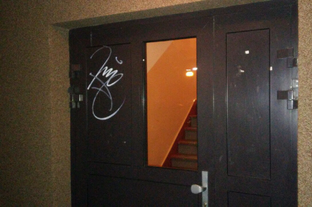 Atak wandali. Kilka wejść do bloków pomazanych