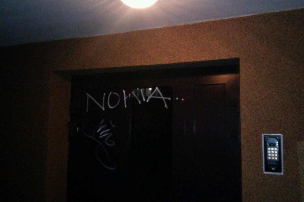 Atak wandali. Kilka wejść do bloków pomazanych