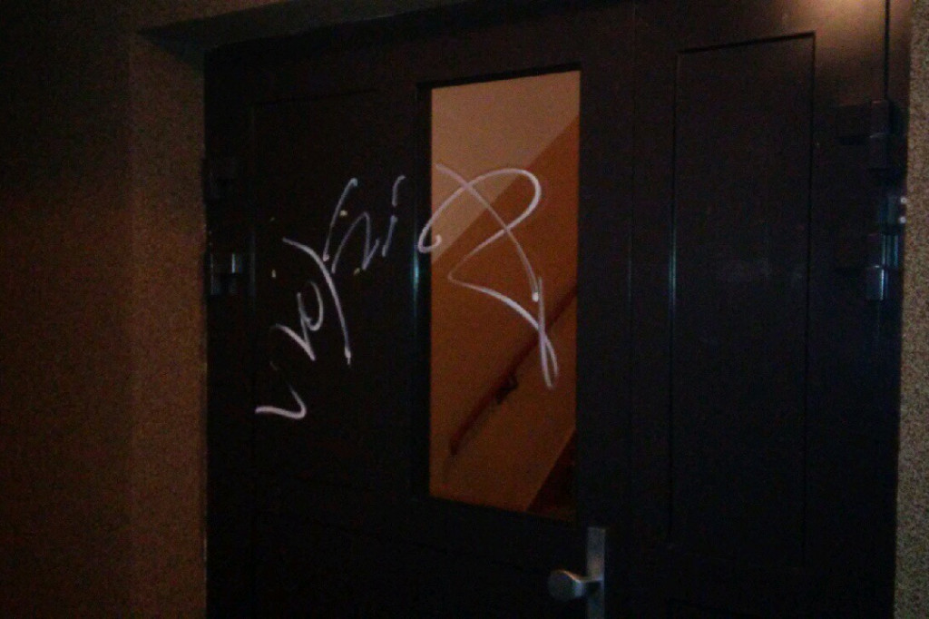 Atak wandali. Kilka wejść do bloków pomazanych