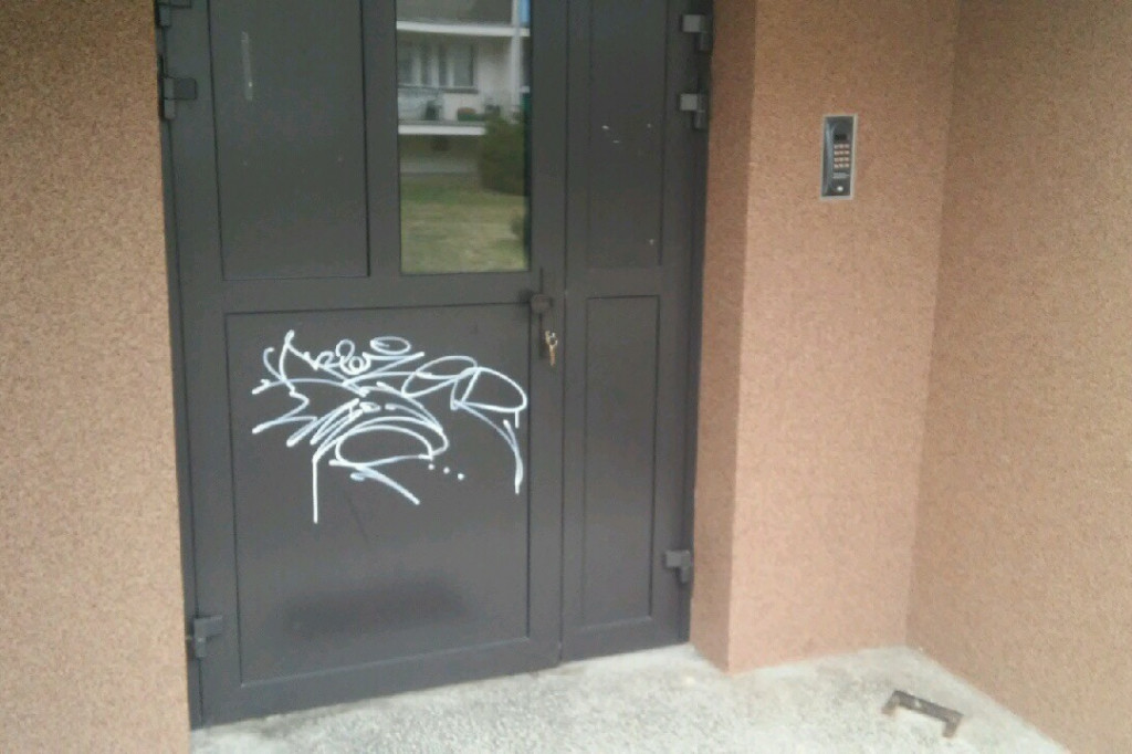 Atak wandali. Kilka wejść do bloków pomazanych