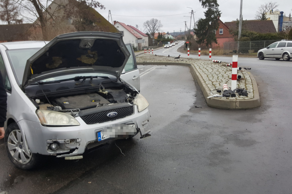 Wypadek Gwda Mała, skoszone słupki drogowe.