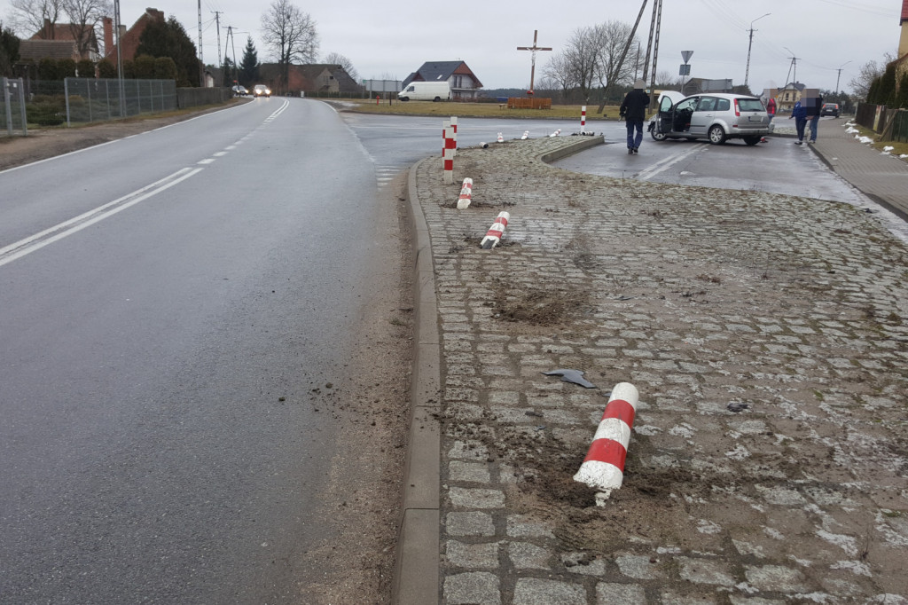 Wypadek Gwda Mała, skoszone słupki drogowe.