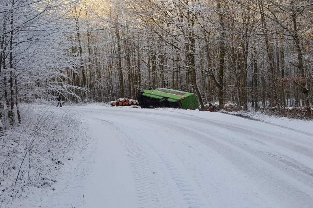 Bus pasażerski wypadł z drogi