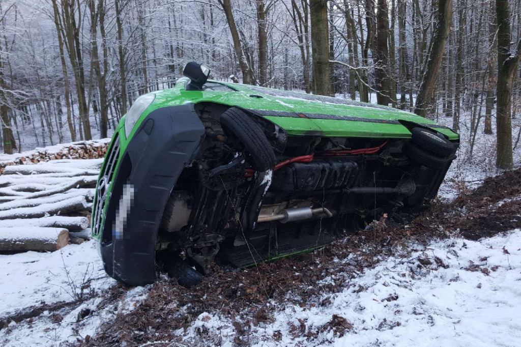 Bus pasażerski wypadł z drogi
