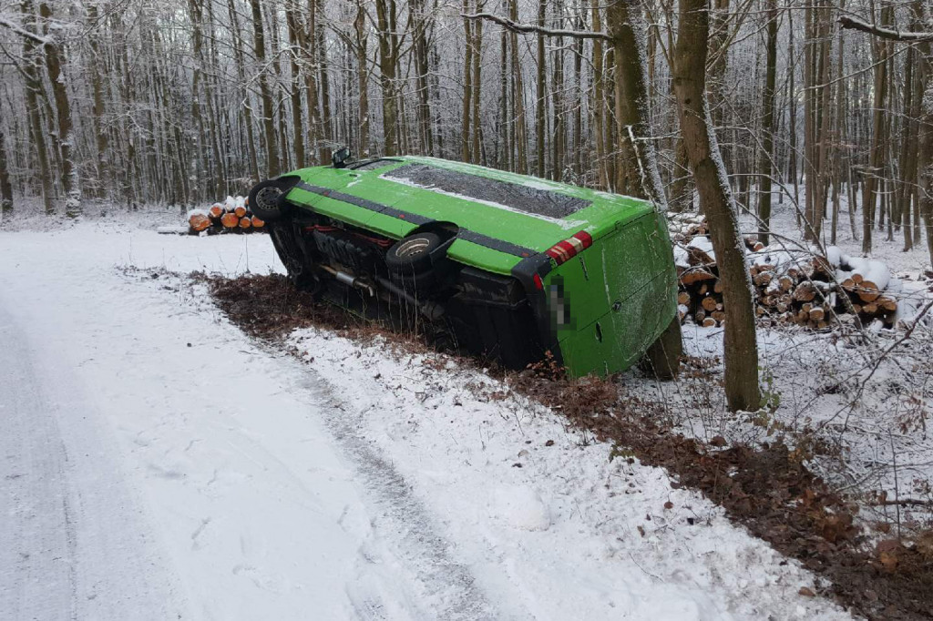 Bus pasażerski wypadł z drogi