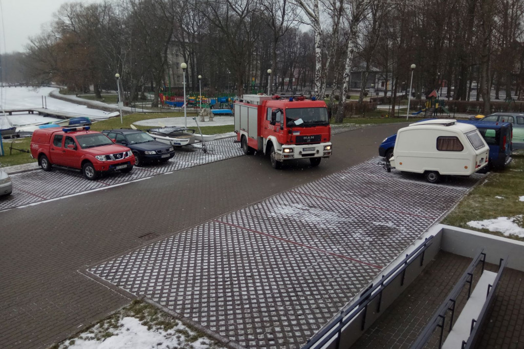 Pokazy ratownictwa, straż pożarna, jezioro, lód i szybka pomoc