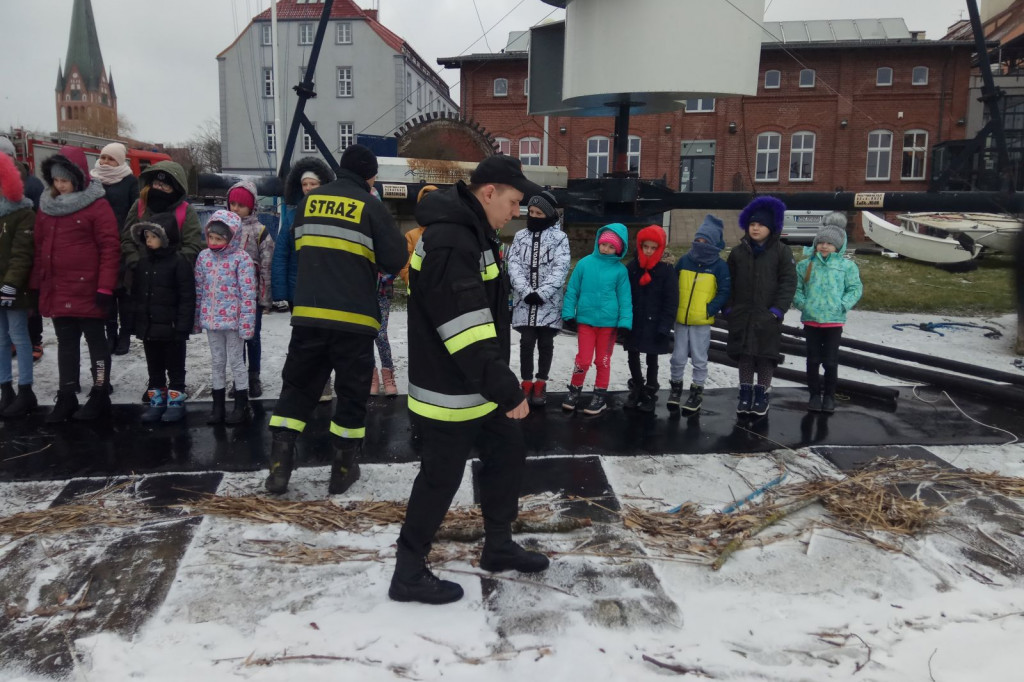 Pokazy ratownictwa, straż pożarna, jezioro, lód i szybka pomoc
