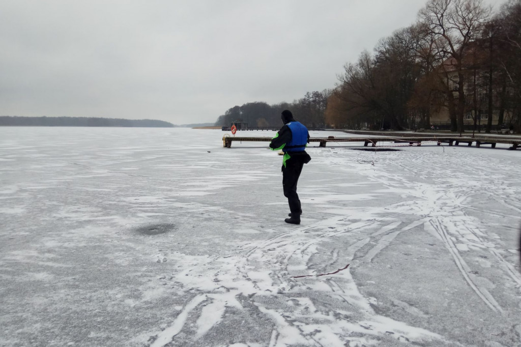 Pokazy ratownictwa, straż pożarna, jezioro, lód i szybka pomoc