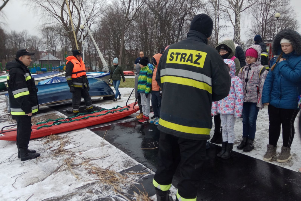 Pokazy ratownictwa, straż pożarna, jezioro, lód i szybka pomoc