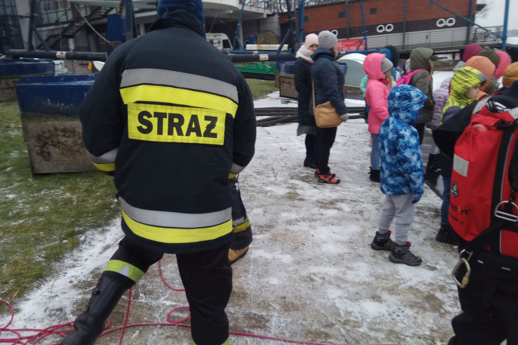 Pokazy ratownictwa, straż pożarna, jezioro, lód i szybka pomoc
