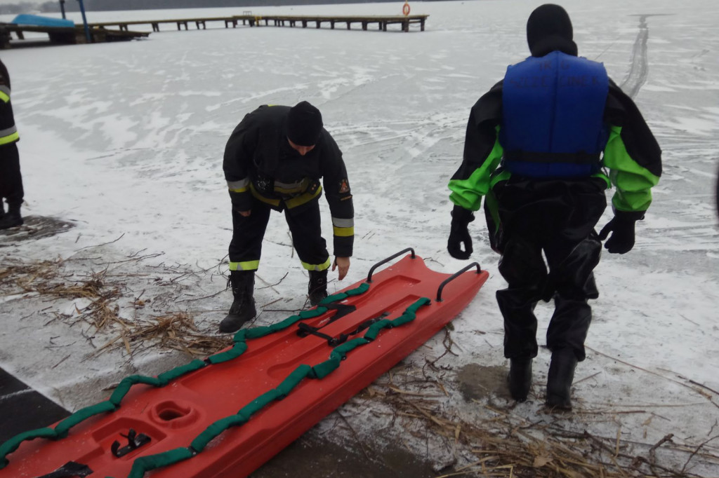 Pokazy ratownictwa, straż pożarna, jezioro, lód i szybka pomoc
