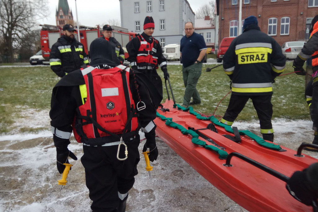 Pokazy ratownictwa, straż pożarna, jezioro, lód i szybka pomoc