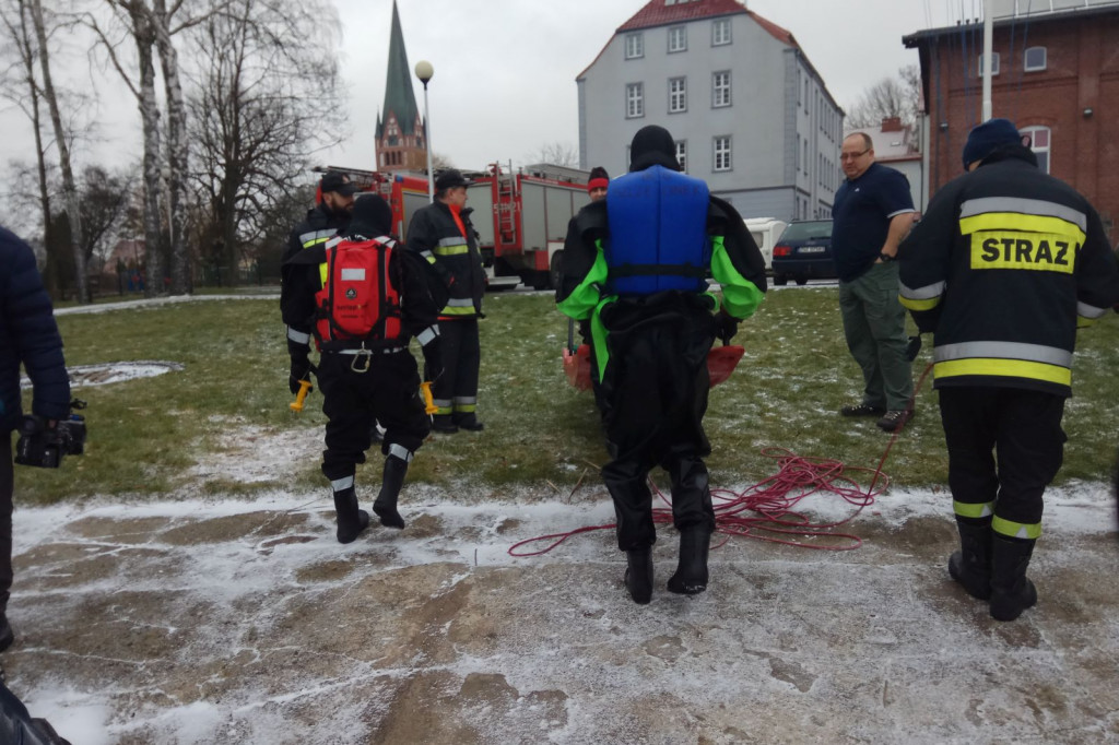 Pokazy ratownictwa, straż pożarna, jezioro, lód i szybka pomoc