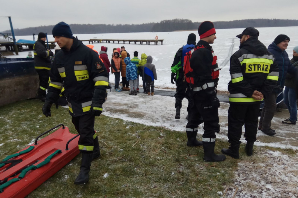 Pokazy ratownictwa, straż pożarna, jezioro, lód i szybka pomoc
