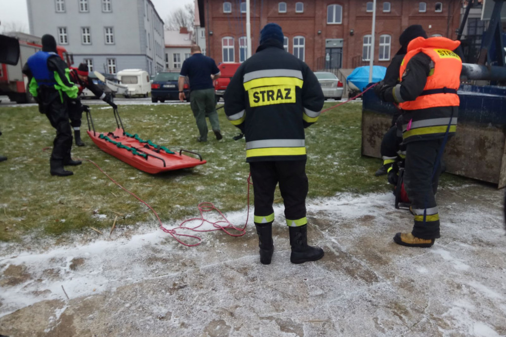 Pokazy ratownictwa, straż pożarna, jezioro, lód i szybka pomoc