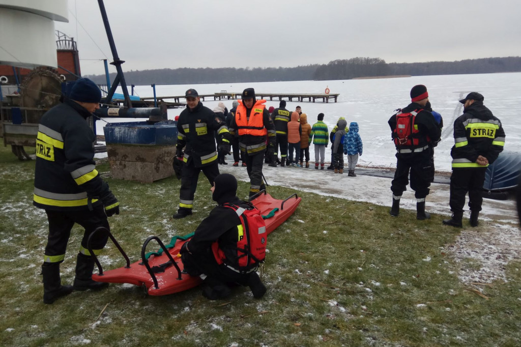 Pokazy ratownictwa, straż pożarna, jezioro, lód i szybka pomoc