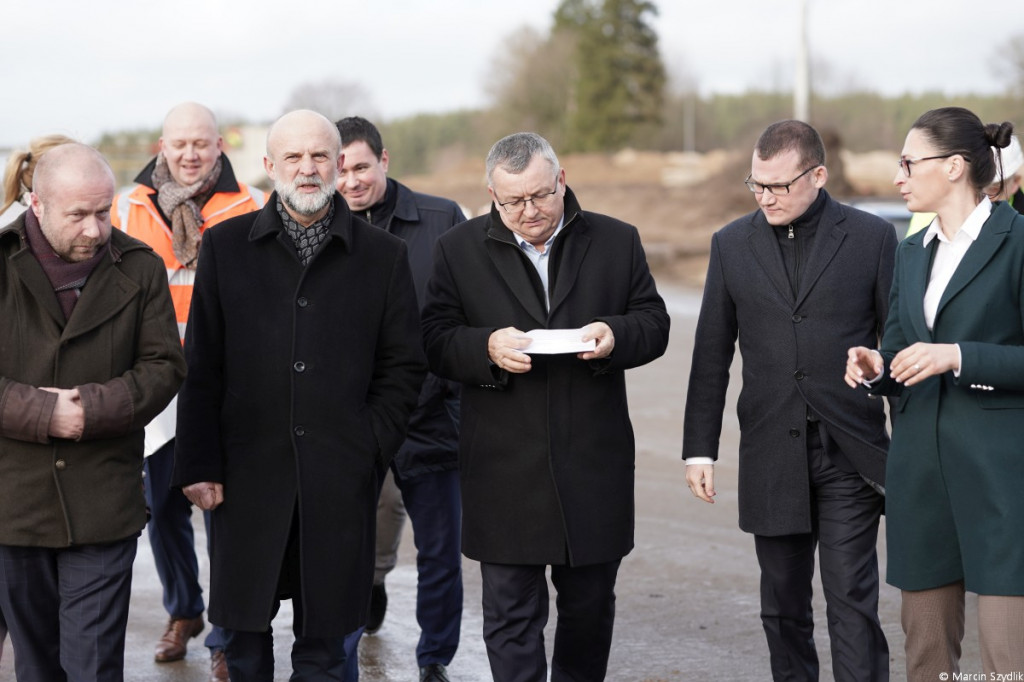Minister infrastruktury odwiedził plac budowy obwodnicy Szczecinka i dworzec PKP