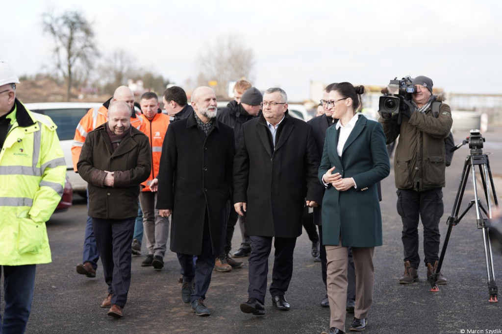 Minister infrastruktury odwiedził plac budowy obwodnicy Szczecinka i dworzec PKP