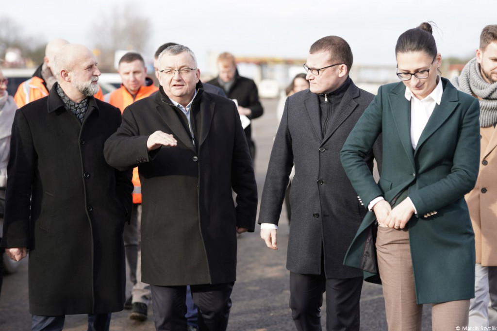 Minister infrastruktury odwiedził plac budowy obwodnicy Szczecinka i dworzec PKP