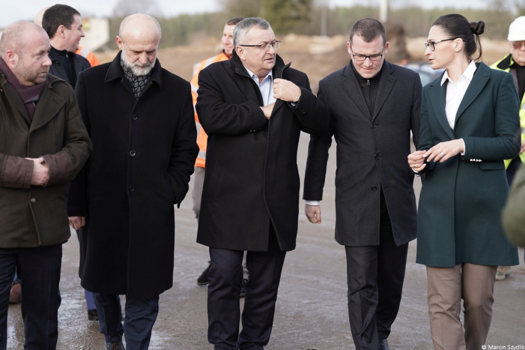Minister infrastruktury odwiedził plac budowy obwodnicy Szczecinka i dworzec PKP