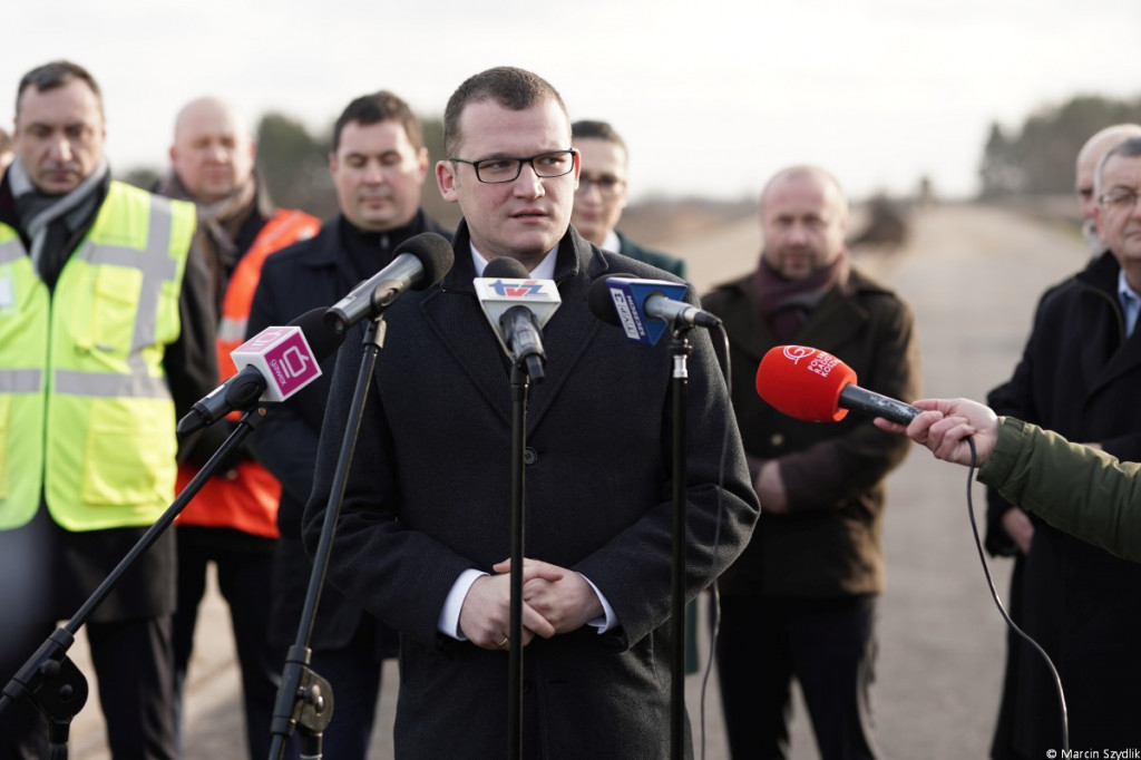 Minister infrastruktury odwiedził plac budowy obwodnicy Szczecinka i dworzec PKP