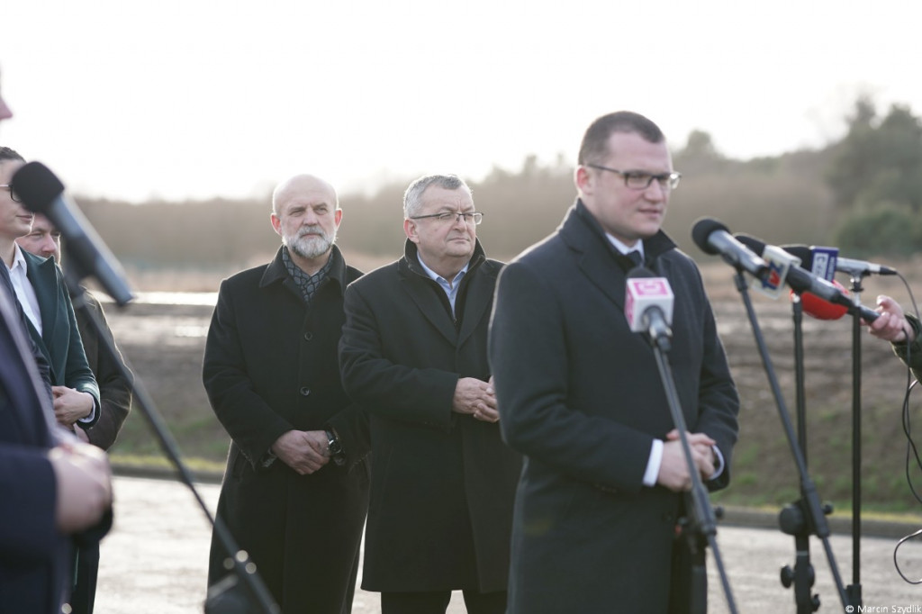 Minister infrastruktury odwiedził plac budowy obwodnicy Szczecinka i dworzec PKP