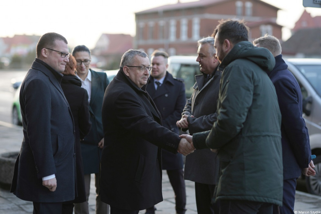 Minister infrastruktury odwiedził plac budowy obwodnicy Szczecinka i dworzec PKP