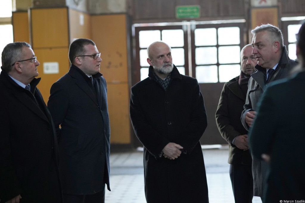 Minister infrastruktury odwiedził plac budowy obwodnicy Szczecinka i dworzec PKP