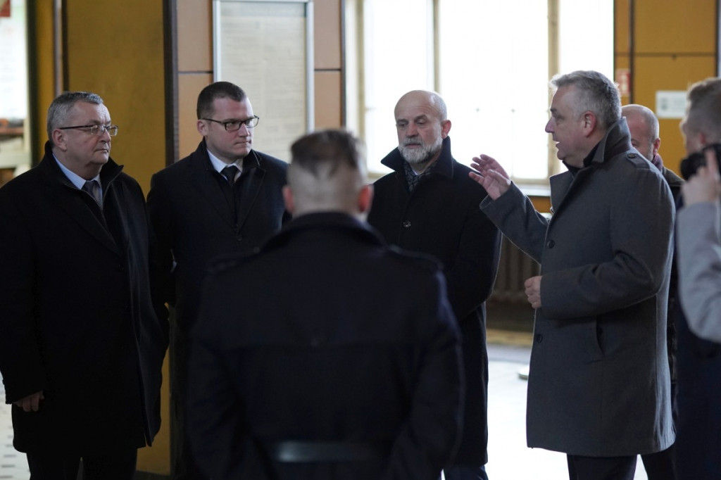 Minister infrastruktury odwiedził plac budowy obwodnicy Szczecinka i dworzec PKP