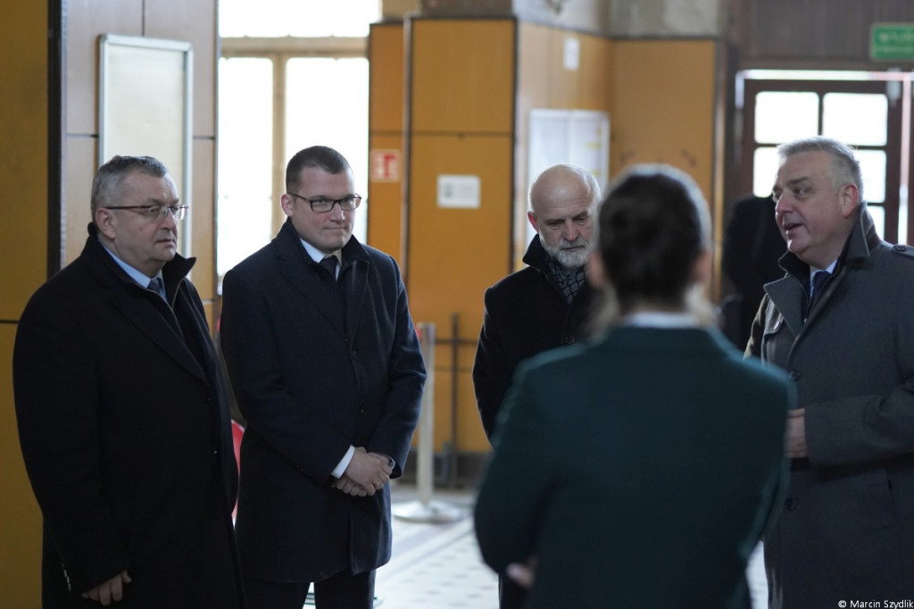 Minister infrastruktury odwiedził plac budowy obwodnicy Szczecinka i dworzec PKP