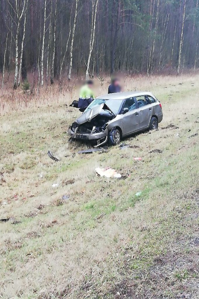 Zjechała samochodem z drogi i dachowała
