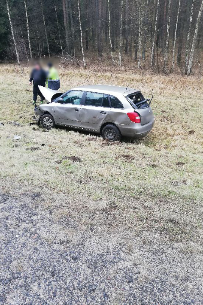 Zjechała samochodem z drogi i dachowała
