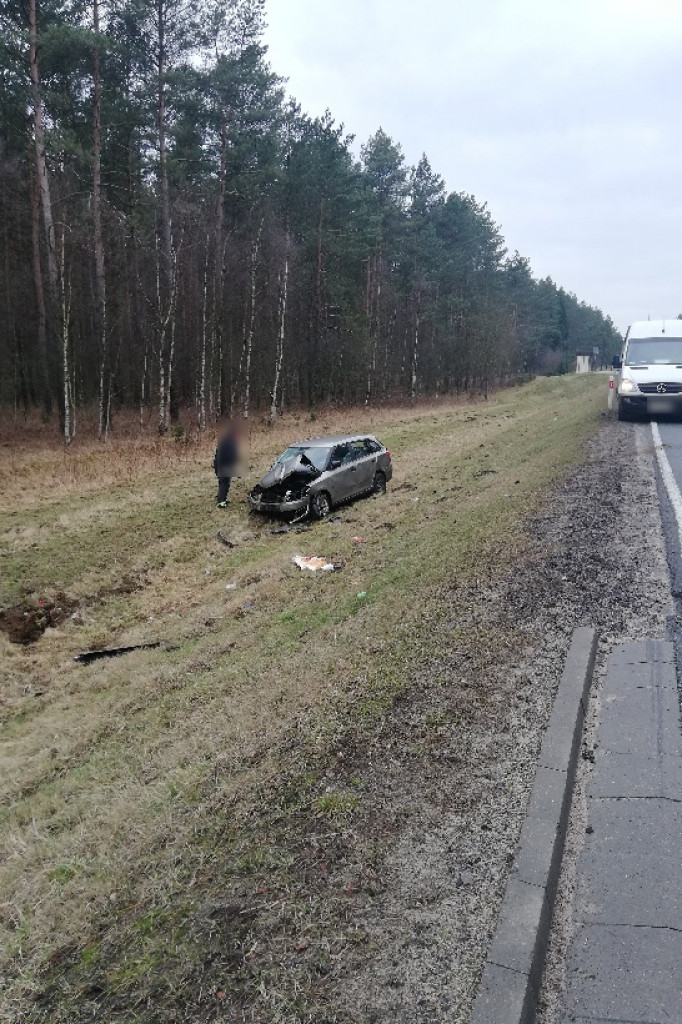 Zjechała samochodem z drogi i dachowała