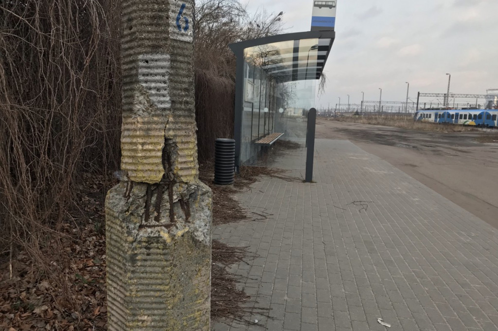 Niebezpieczna latarnia przy dworcu autobusowym