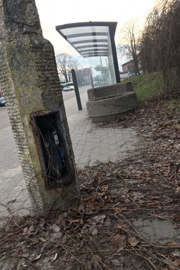 Niebezpieczna latarnia przy dworcu autobusowym