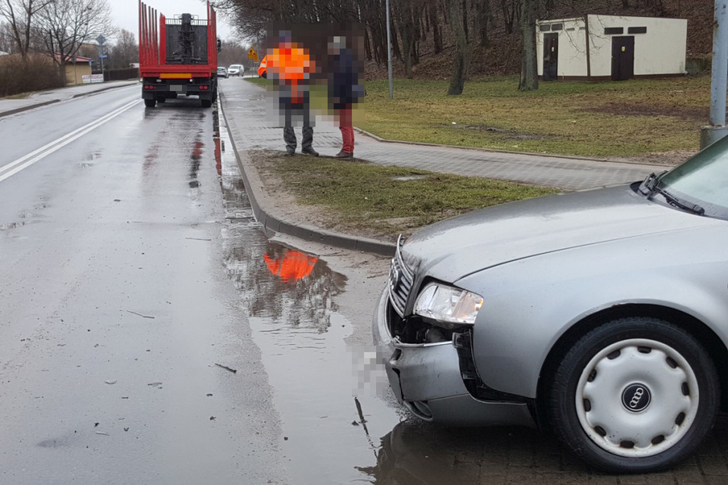 Zderzenie ciężarówki z osobówką na Słupskiej