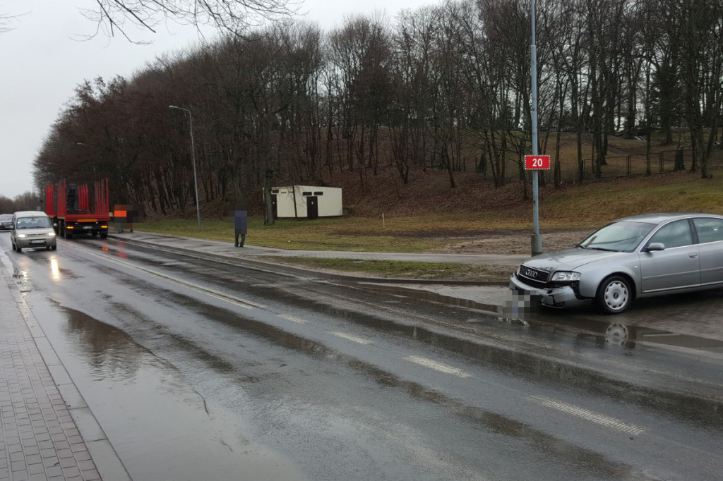 Zderzenie ciężarówki z osobówką na Słupskiej