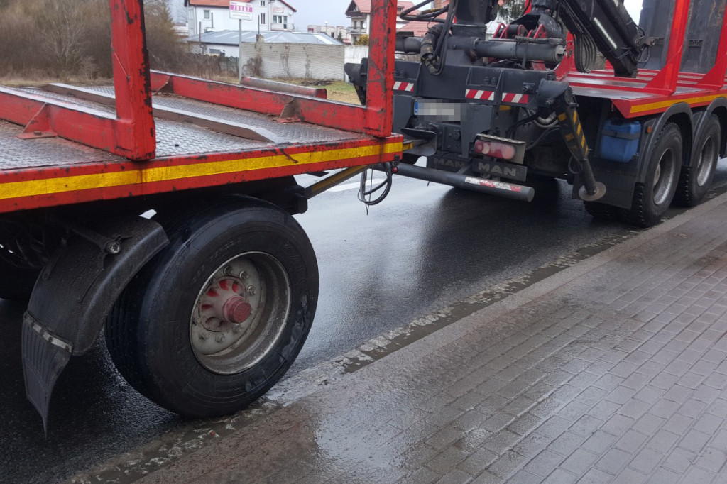 Zderzenie ciężarówki z osobówką na Słupskiej