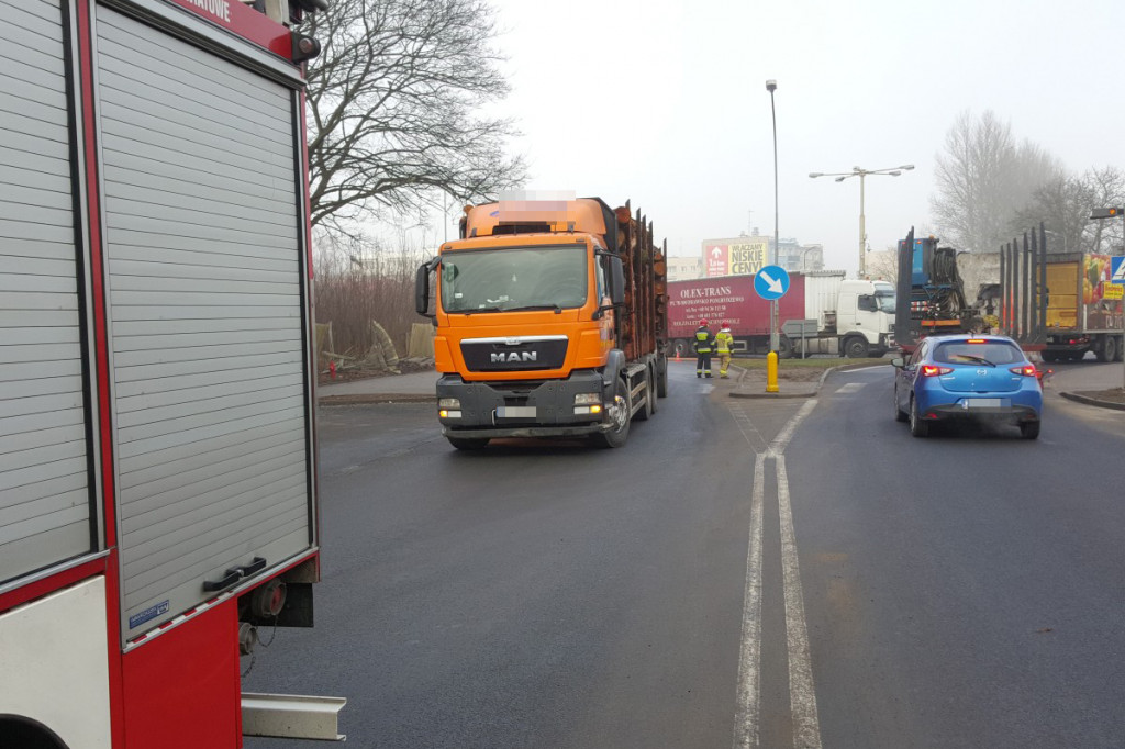 Awaria ciężarówki z drewnem na rondzie