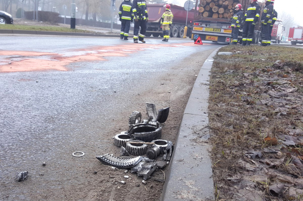 Awaria ciężarówki z drewnem na rondzie
