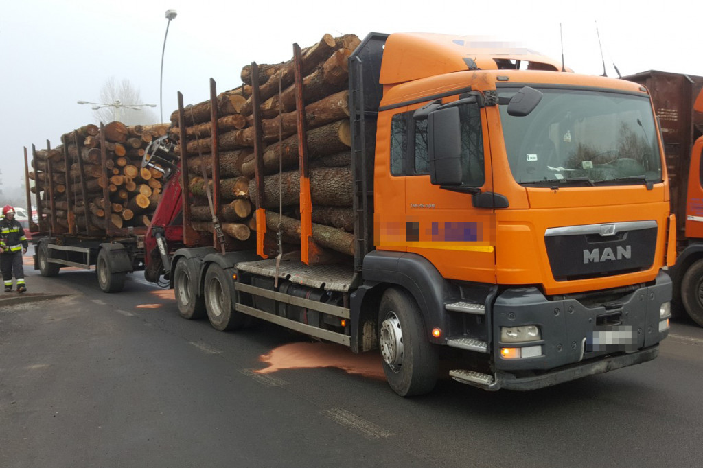Awaria ciężarówki z drewnem na rondzie