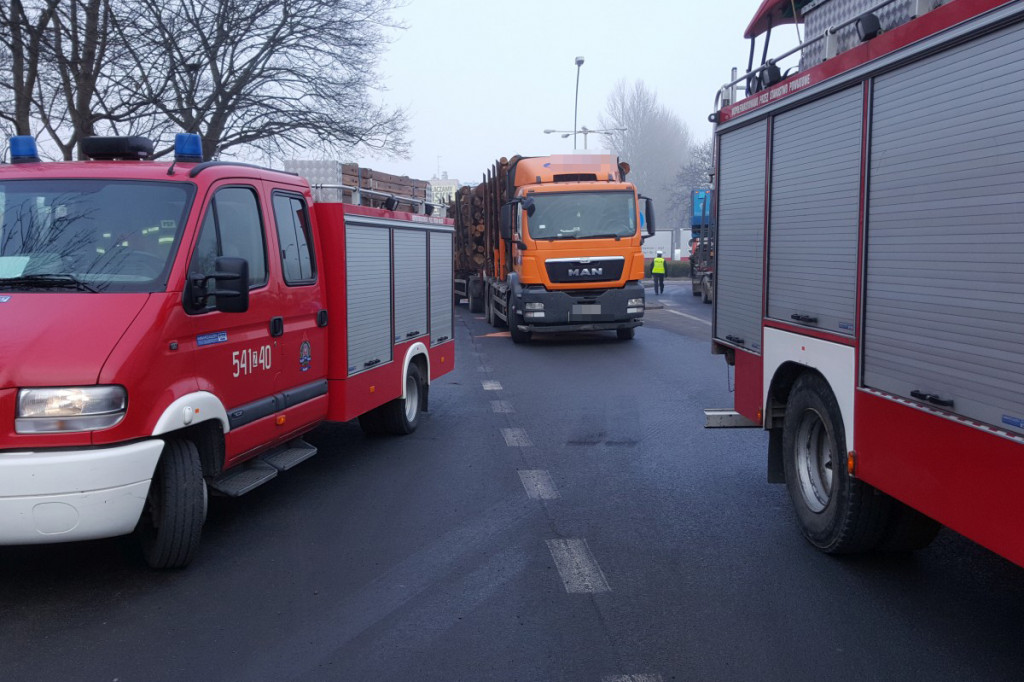 Awaria ciężarówki z drewnem na rondzie