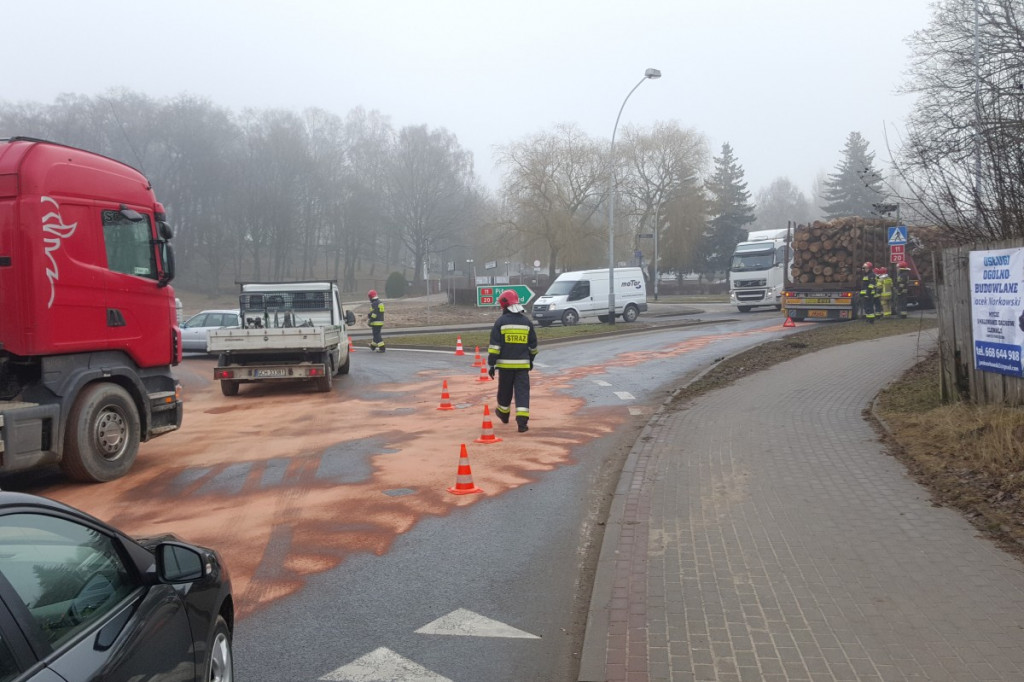 Awaria ciężarówki z drewnem na rondzie
