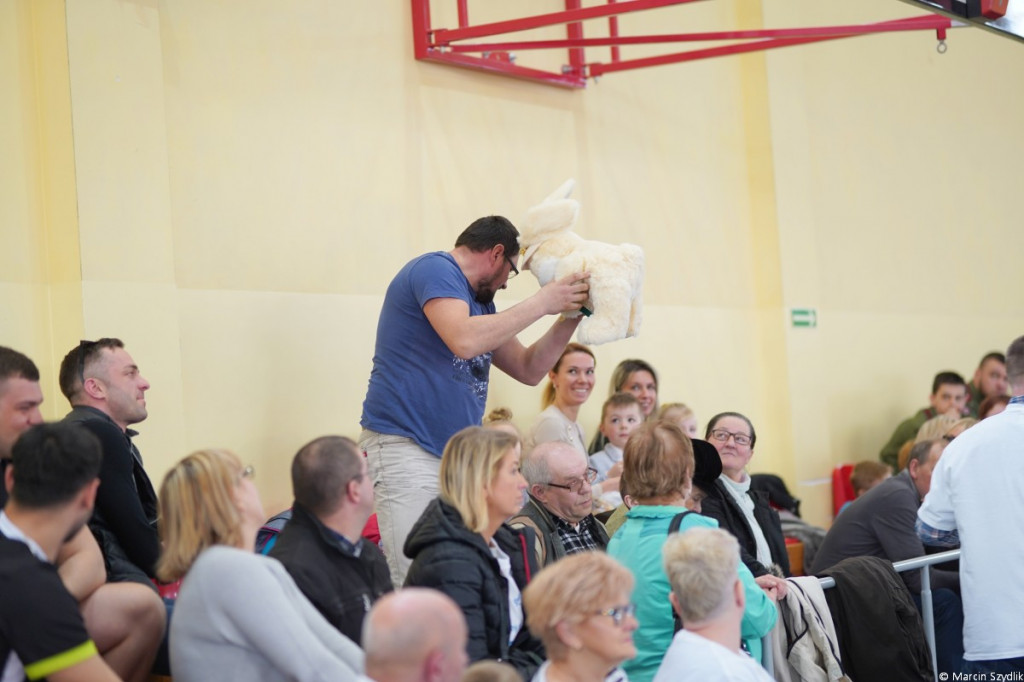Turniej charytatywny w piłce siatkowej zorganizowany przez Porozumienie Samorządowe Powiatu Szczecineckiego