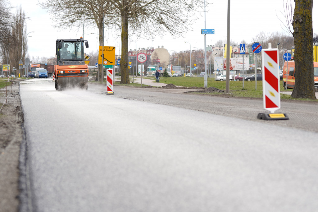 Lepiej omijać obwodnicę. Drogowcy kładą nowy asfalt