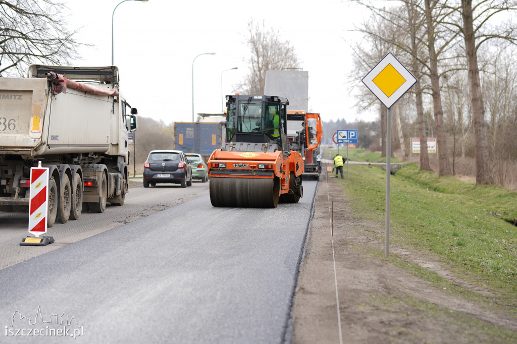 Lepiej omijać obwodnicę. Drogowcy kładą nowy asfalt