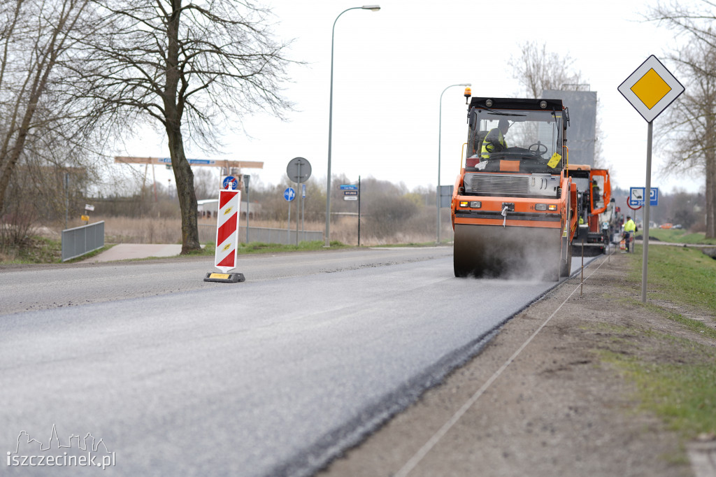 Lepiej omijać obwodnicę. Drogowcy kładą nowy asfalt