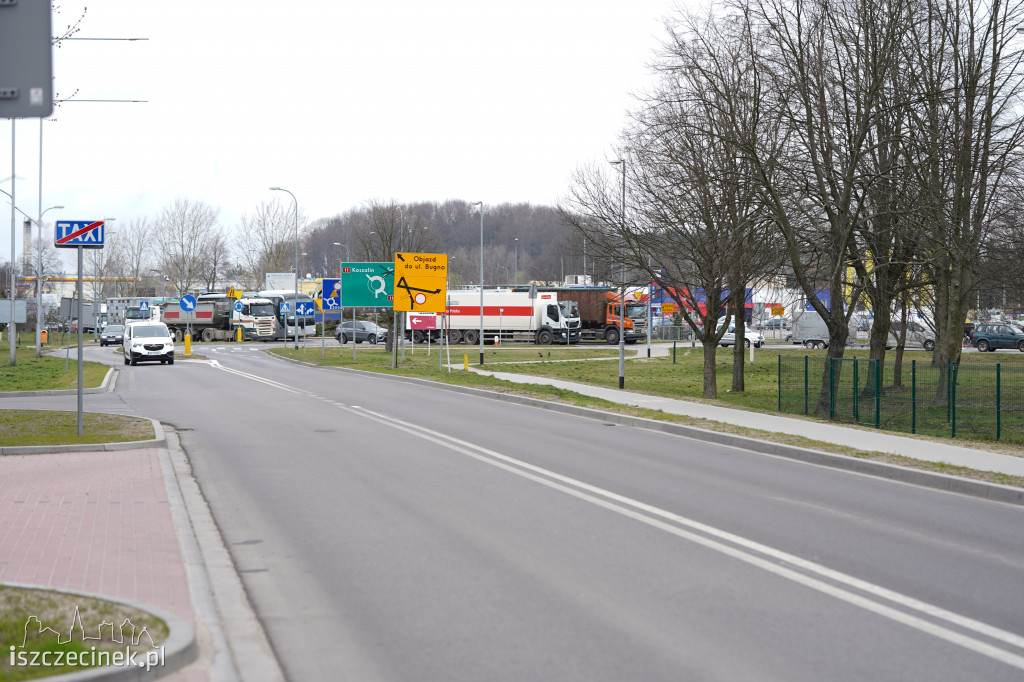 Lepiej omijać obwodnicę. Drogowcy kładą nowy asfalt