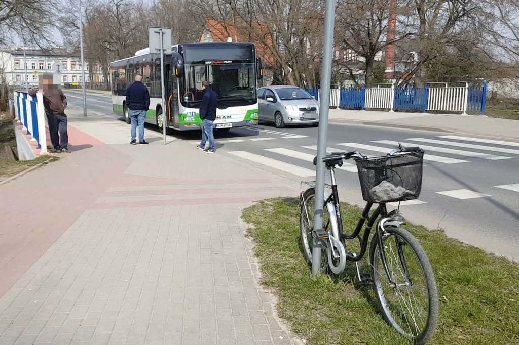 Rowerem zajechał drogę autobusowi